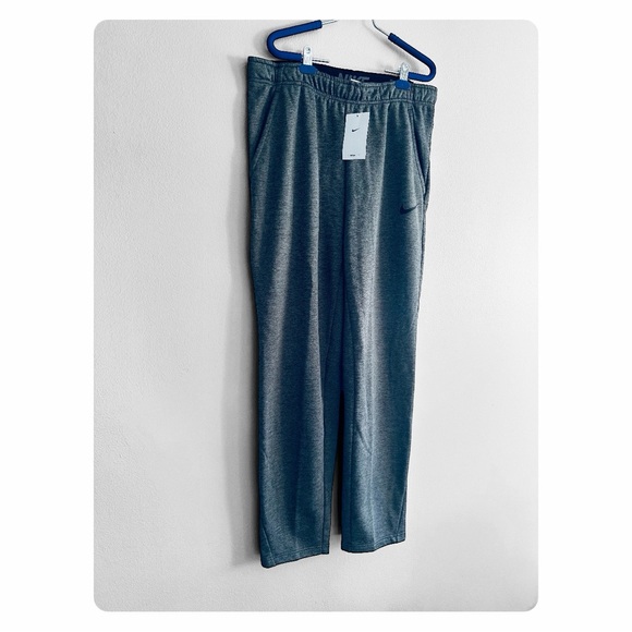 β
NWT Nike Therma Standard Fit Sweatpants - Gray β
- Picture 14 of 16